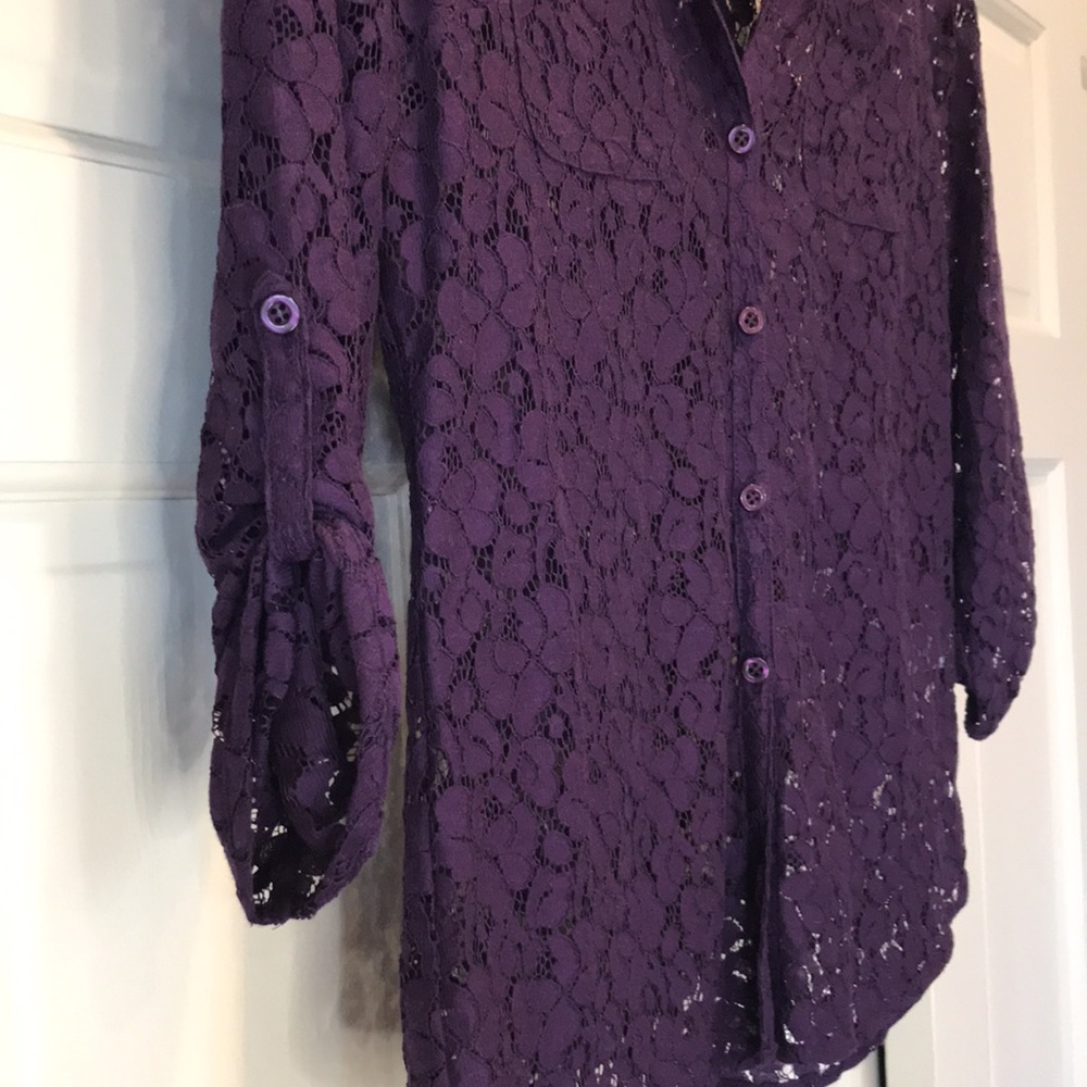 ⭐️New York and company purple lace button up top NWT - Picture 4 of 9